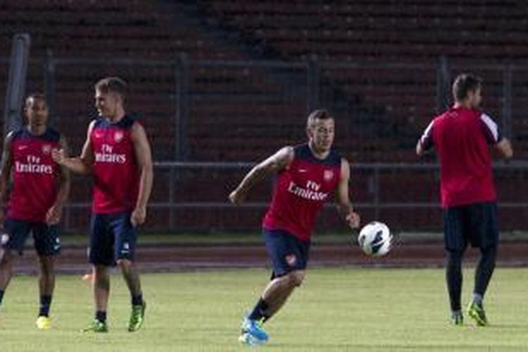 Gelandang Arsenal, Jack Wilshere (tengah), saat latihan di Stadion Utama Gelora Bung Karno, Sabtu (13/6/2013).