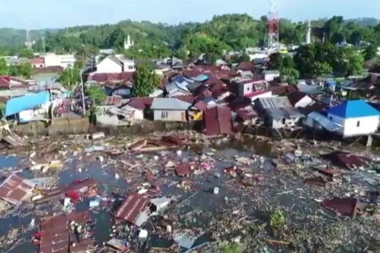 Tampak puluhan rumah tenggelam dan hanyut akibat abrasi pantai di Amurang, Minahasa Selatan, Sulawesi Utara, Rabu (15/6/2022).
