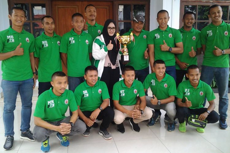 Bupati kendal, Mirna Anissa, bersama pemain dan pelatih Persik Kendal. KOMPAS.Com /Slamet Priyatin 