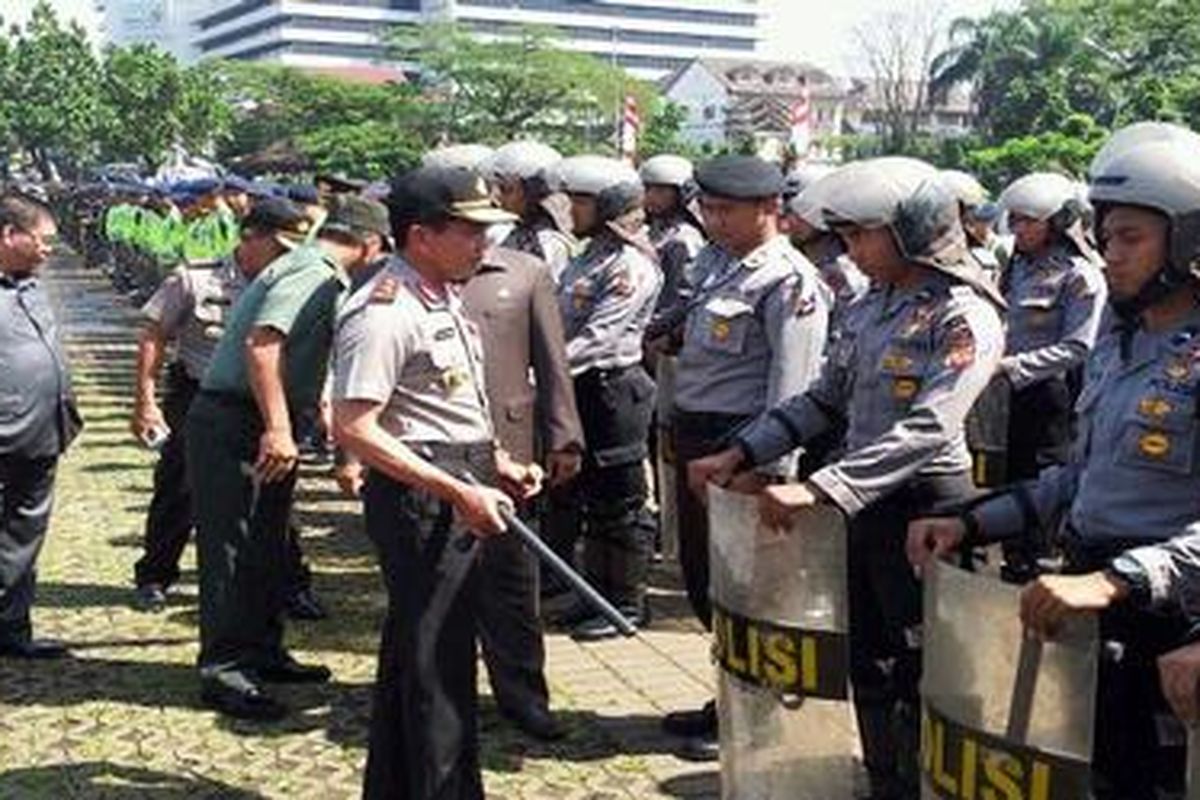 Inspeksi pasukan pengamanan oleh Kepala Jabar, Inspektur Jenderal Putut Eko Bayuseno, Kamis (22/12/2011).