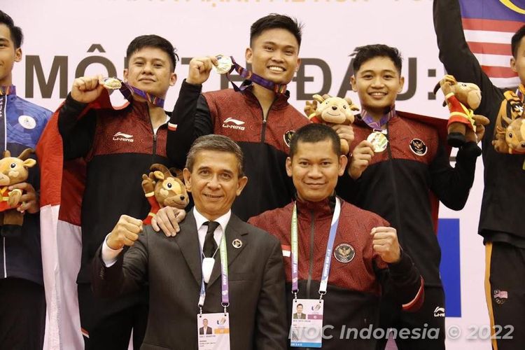 Tim Kata Beregu Putra Indonesia berfoto bersama Sekjen PB FORKI Raja Sapta Ervian usai medal?s ceremony SEA Games 2021 Vietnam di The Sports Competition Center of Ninh Binh, Jumat (20/5). Tim Kata Beregu Putra Indonesia mempersembahkan emas keempat bagi Merah Putih. 