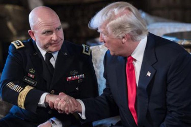 Presiden Amerika Serikat Donald Trump berjabat tangan dengan Jenderal H.R. McMaster, yang dipilih menjadi penasihat keamanan nasional AS, di Resor Mar-a-Lago, di Palm Beach, Florida, 20 Februari 2017.
