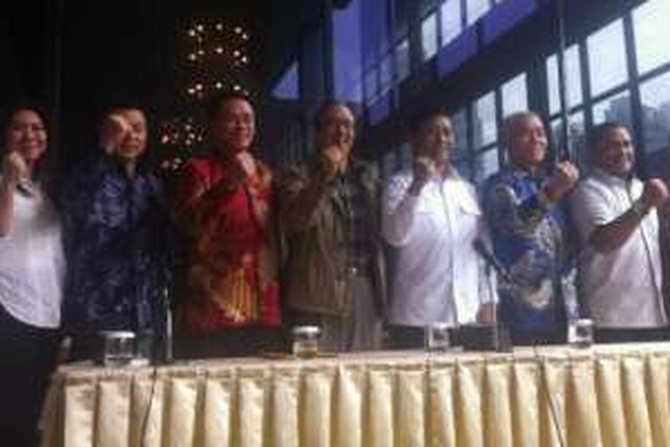 Ketua Umum PB PBSI, Wiranto (tengah), saat mengumumkan Kepengurusan baru periode 2016-2020 di Hotel Atlet Century Jakarta, Minggu (4/12/2016).