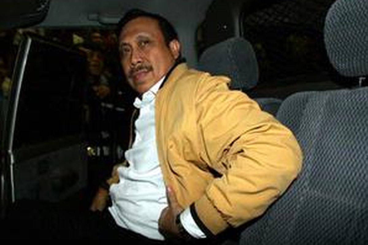 Setelah menjalani pemeriksaan sejak pagi, anggota DPR RI Komisi XI, Hamka Yamdhu, ditahan Komisi Pemberantasan Korupsi (KPK), Jakarta, Kamis (17/4) petang.