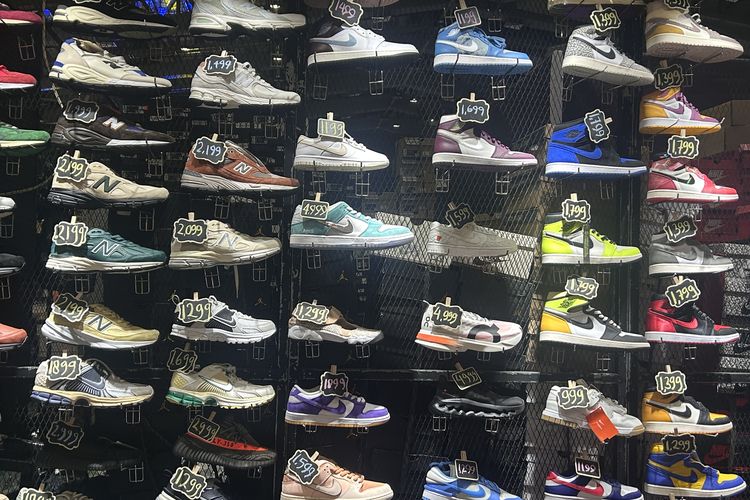 Suasana beberapa booth di Jakarta Sneakers Day 2025 yang diselenggarakan di Jakarta Convention Center (JCC), Jakarta Pusat, Jumat (14/2/2025). Fenomena sneakers KW kian marak. Komunitas dan brand mengingatkan masyarakat agar selalu beli di retail resmi demi jaminan keaslian dan kualitas.