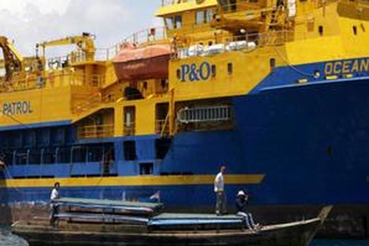 Kapal patroli laut dan bea cukai Australia, Oceanic Viking, lego jangkar di sekitar perairan Pulau Numbing dan Pulau Sayang, Bintan, Kepulauan Riau, Selasa (27/10). Kapal tersebut diduga mengangkut 78 orang imigran gelap asal Sri Lanka yang telah ditangkap petugas. Keberadaan kapal tersebut terus dikawal oleh KRI TNI AL Sikuda 863.