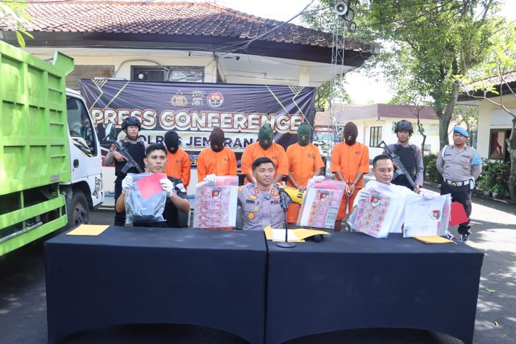 Polisi menunjukkan barang bukti dan pelaku dugaan penyalahgunaan pengangkutan dan niaga Bahan Bakar Minyak (BBM) bersubsidi di Kabupaten Jembrana, Provinsi Bali.