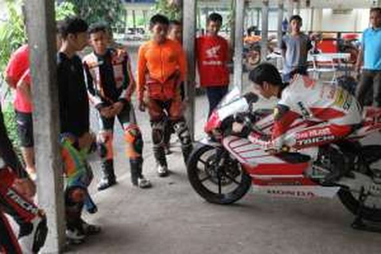 Pebalap binaan Honda saat berlatih intensif di Sentul menggunakan sepeda motor sport.