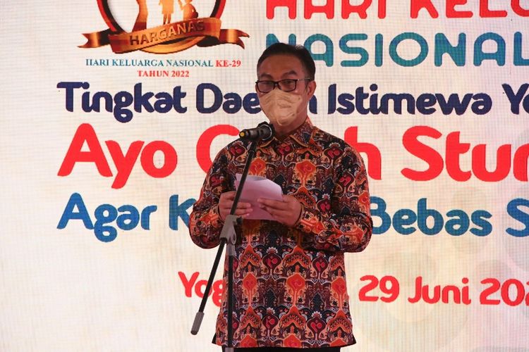 Kepala Badan Kependudukan dan Keluarga Berencana Nasional (BKKBN) Hasto Wardoyo saat menyampaikan sambutanya di acara Hari Keluarga Nasional dan pengukuhan Kepala Staf Angkatan Darat (KSAD) Jenderal TNI Dudung Abdurachman sebagai duta Bapak Asuh Anak Stunting. Acara ini digelar di Kantor Desa Pondokrejo, Kapanewon Tempel, Kabupaten Sleman. (Foto dokumentasi Humas BKKBN)