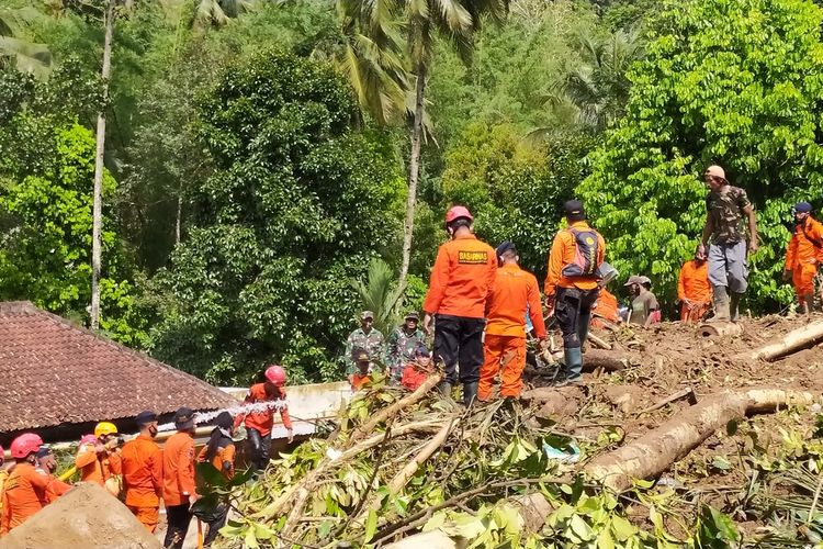 Tim SAR gabungan melakukan operasi pencarian korban tanah longsor di Grumbul Kali Cawang, Desa Banjarpanepen, Kecamatan Sumpiuh, Kabupaten Banyumas, Jawa Tengah, Rabu (18/11/2020).