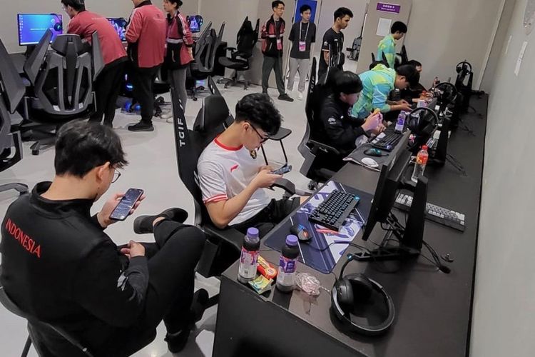 Tim Nasional Esports Indonesia nomor DOTA2 saat menjalani latihan untuk persiapan Asian Games 2022.