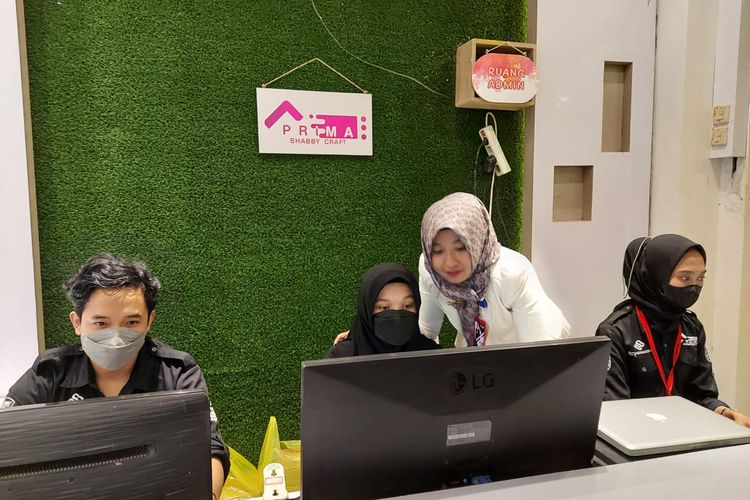 Owner Prima Shabby Craft Blitar, Laily Prima Monica,  memeriksa para admin yang mengelola penjualan melalui toko online di Shopee 