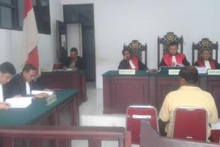 Mantan Kepala Dinas Pendapatan, Pengelolaan Keuangan dan Aset Daerah (PPKAD) SBB, Jainudin Kaisupy saat menjalani sidang tuntutan di pengadilan tipikor Ambon, Kamis (6/8/2015). Dalam sidang itu terdakwa ditnutut 4,6 tahun penjara   