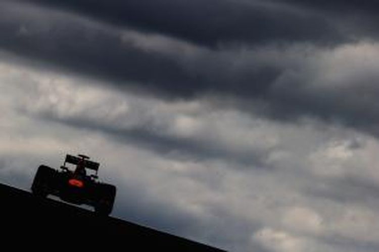 Pebalap Red Bull Racing asal Jerman, Sebastian Vettel memacu mobilnya saat sesi kualifikasi GP Amerika Serikat di Sirkuit The Americas, Sabtu (16/11/2013).