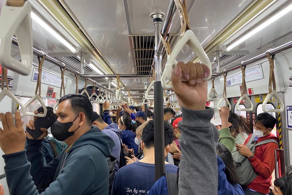 Suasana di dalam KRL jurusan Tanah Abang-Rangkasbitung yang dipadati penumpang pada Selasa (28/3/2023).