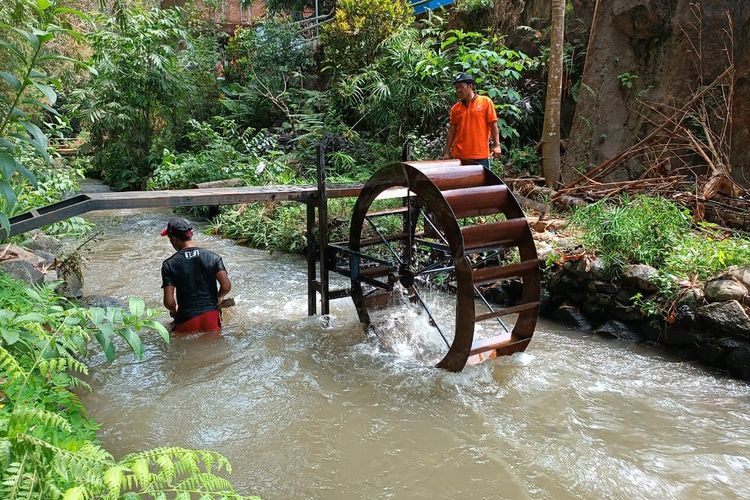 Instalasi pembangkit listrik daya air di Sungai Anak Molek, Desa Pakisaji, Kecamatan Pakisaji, Kabupaten Malang