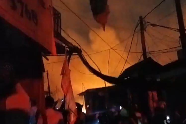 Kebakaran pipa Pertamina di Depo Plumpang, Jakarta Utara, Jumat (3/3/2023).