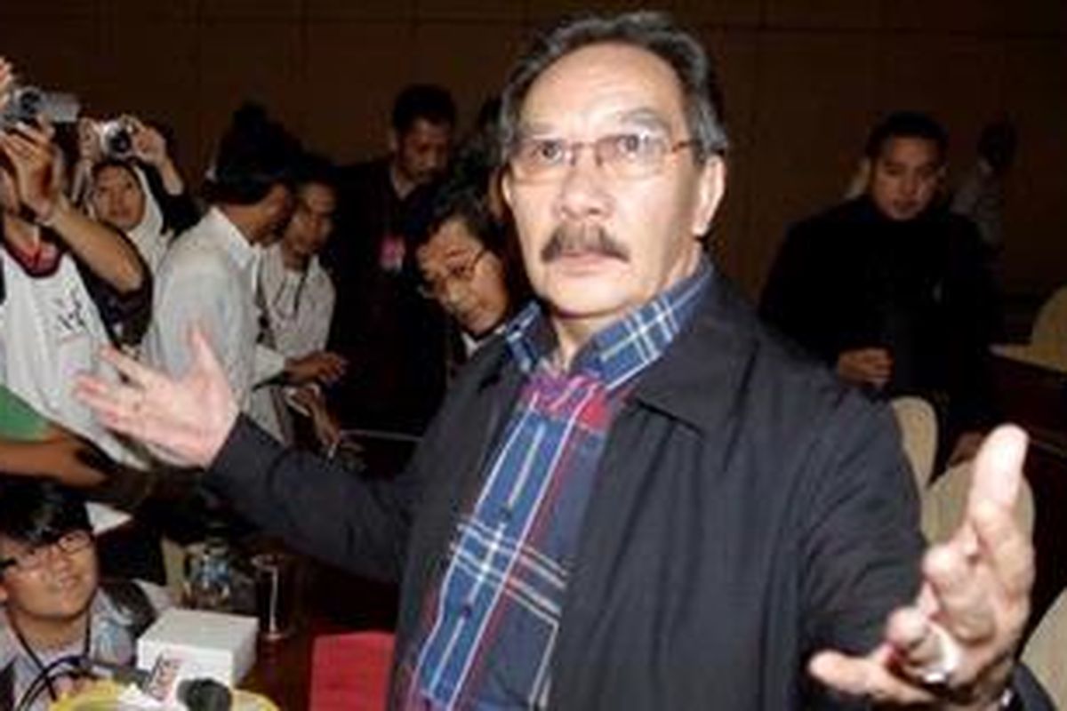 Mantan Ketua Komisi Pemberantasan Korupsi, Antasari Azhar tiba di Gedung Dewan Perwakilan Rakyat RI, Jakarta, Rabu (12/9/2012). Antasari Azhar memberi keterangan kepada Tim Pengawas Kasus Bank Century Dewan Perwakilan Rakyat atau Timwas Century terkait pernyataannya kepada salah satu media televisi mengenai Bank Century. Pemberitaan itu menyebut Antasari mengaku bahwa Presiden Susilo Bambang Yudhoyono pernah memimpin rapat membahas dana talangan atau bailout Century pada Oktober 2008.  