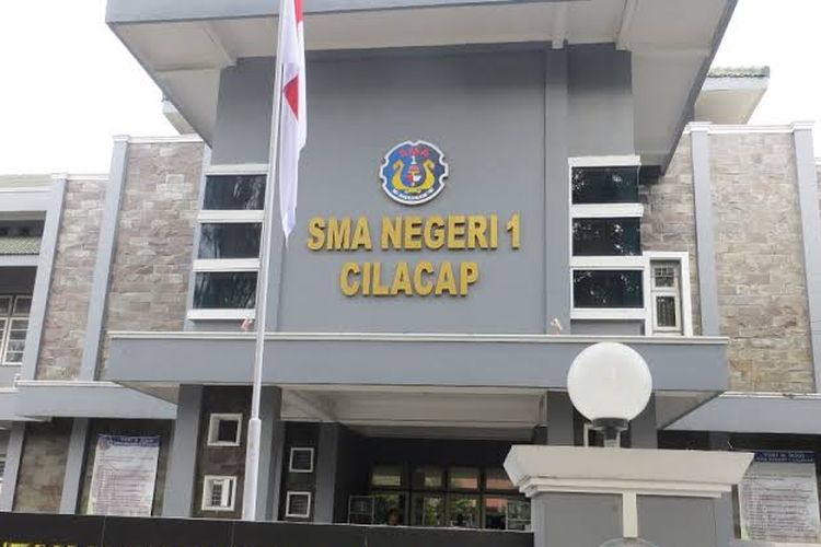 SMAN 1 Cilacap masuk dalam rekomendasi 7 SMA terbaik di Cilacap berdasarkan nilai UTBK 2021.