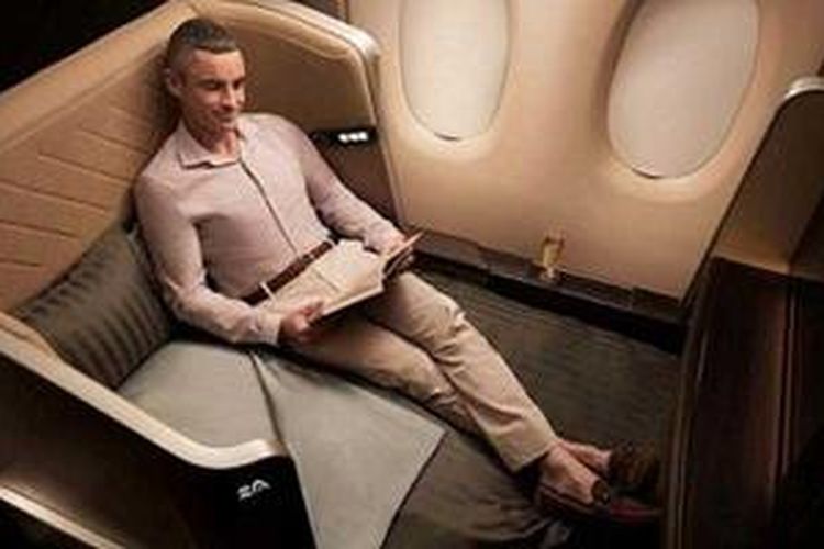 Kursi Kelas Utama (First Class) Singapore Airlines terbaru menawarkan kenyamanan yang lebih di area personal para penumpang. Setiap kursi dilengkapi dengan fitur desain fixed-back shell dengan sisi panel melengkung untuk penambahan area personal. Dengan lebar 35 inci dan panjang tempat tidur yang lebih luas yakni 80 hingga 82 inci, kursi Kelas Utama Singapore Airlines merupakan salah satu produk Kelas Utama paling luas di industri penerbangan.