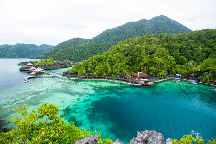 Pulau Labengki di Sulawesi Tenggara yang dijuluki sebagai miniatur Raja Ampat