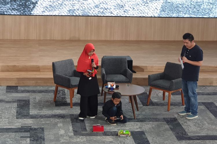 Syahrozad Zalfa Nadi (Ocha) dan Avicenna Roghid Putra Sidik (Ave) mendemonstrasikan robot hasil karya mereka.
