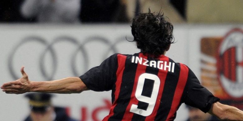 Penyerang AC Milan Filippo Inzaghi melakukan selebrasi setelah mencetak gol ke gawang Torino dalam pertandingan sepak bola Serie A Italia pada 19 April 2009 di Stadion San Siro di Milan.
