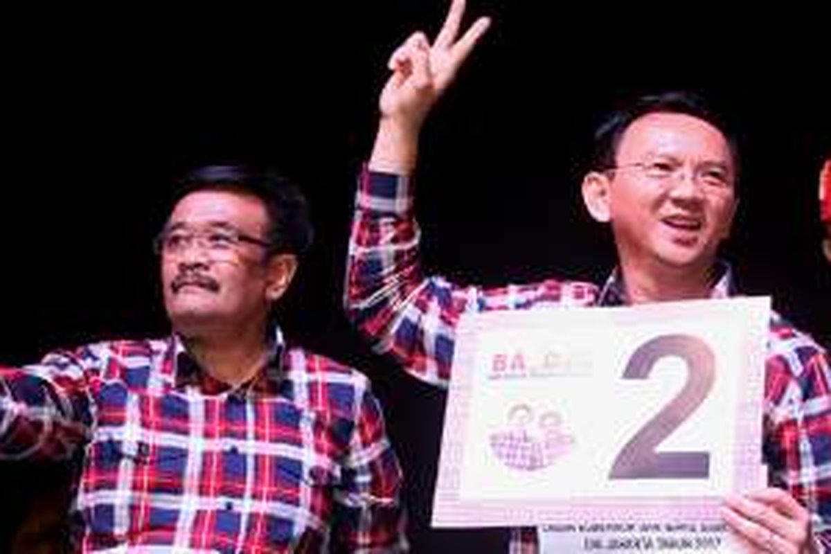 Pasangan calon cagub-cawagub, Basuki Tjahaja Purnama-Djarot Saiful Hidayat berfoto bersama seusai acara pengundian nomor urut pasangan cagub dan cawagub, di JIExpo Kemayoran, Jakarta, Selasa (25/10/2016) malam. Acara pengundian nomor urut ini dihadiri oleh ribuan pendukung dari ketiga pasang calon.