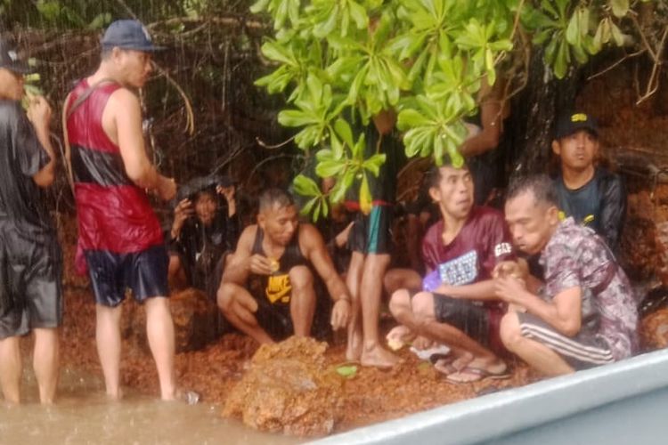 PMI non prosedural yang ditemukan petugas Lantamal IV Batam setelah mendapat laporan belasan pria terdampar di sebuah pulau kosong di Perairan Nongsa, Batam, Kepulauan Riau, Selasa (21/5/2024).
