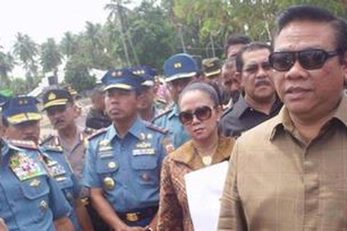 Menkokesra Agung Laksono bersama Panglima TNI dan Kapolri saat memantau langsung persiapan di lokasi kegiatan Sail Morotai di desa Juanga Kecamatan Morotai Selatan Kabupaten Pulau Morotai, Maluku Utara, Kamis (7/6/2012).