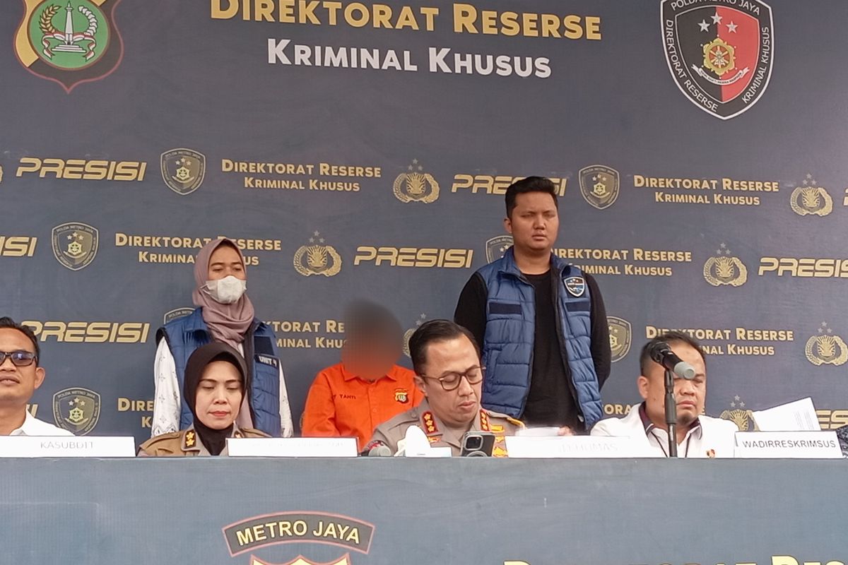 Tersangka R saat dihadirkan dalam konferensi pers di gedung Polda Metro Jaya, Jakarta Selatan, Rabu (5/6/2024)
