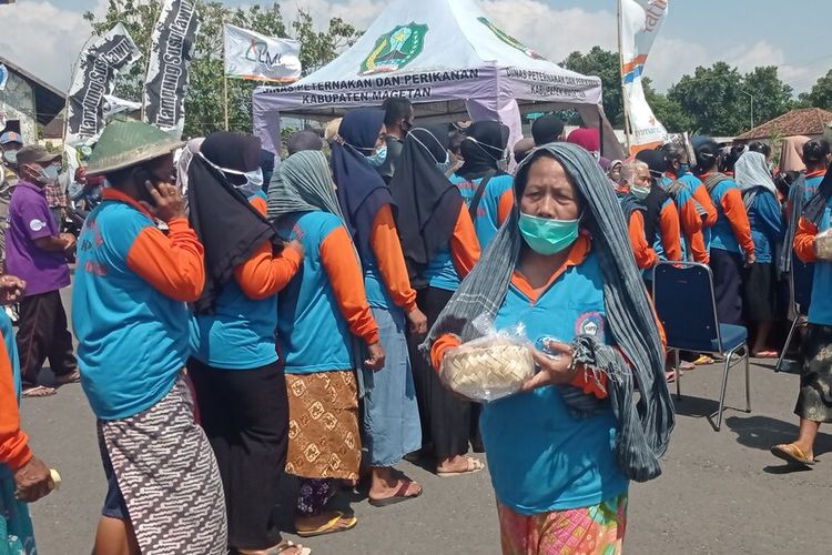 Ratusan buruh gendong sayur di pasar sayur Magetan mendapat pembagian telur seberat 1,5 kilogram dari forum zakat Jawa TImur. Meski telur saat ini harganya jatuh, namun sebagian besar dari buruh gendong mengaku memilih makan nasi berlauk tempe yang lebih murah.