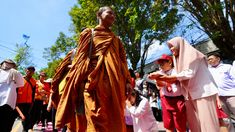 Cerita Bhante Jinavaro Jalan Kaki 666 Kilometer demi Waisak di Borobudur