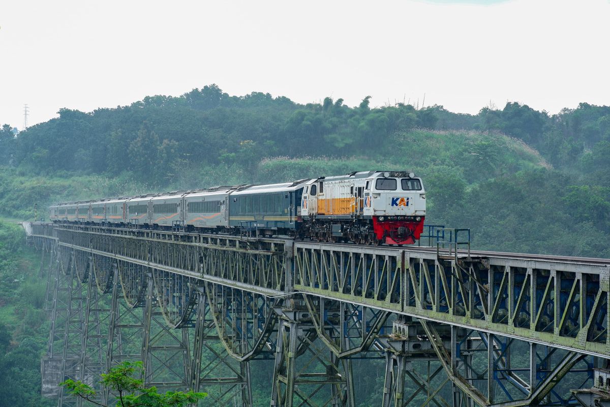 PT Kereta Api Indonesia (Persero) atau KAI mencatatkan kinerja positif pada semester I-2025 dengan melayani 286 juta pelanggan atau tumbuh 9 persen dibandingkan periode yang sama tahun sebelumnya.