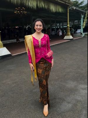 Sherina Munaf curi perhatian dengan kebaya fuchsia saat Tingalan Jumenengan Mangkunegaran. Intip detailnya.
