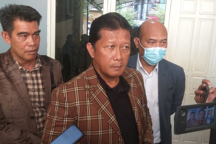 Darmawan kuasa hukum A oknum dosen Unsri yang melakukan pelecehan seksual terhadap mahasiswinya inisial DR saat berada di Polda Sumatera Selatan, Senin (6/12/2021).