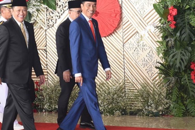 Presiden Republik Indonesia Joko Widodo bersama Ketua DPR RI Bambang Soesatyo berjalan menuju ruang sidang di Gedung Nusantara DPR RI 