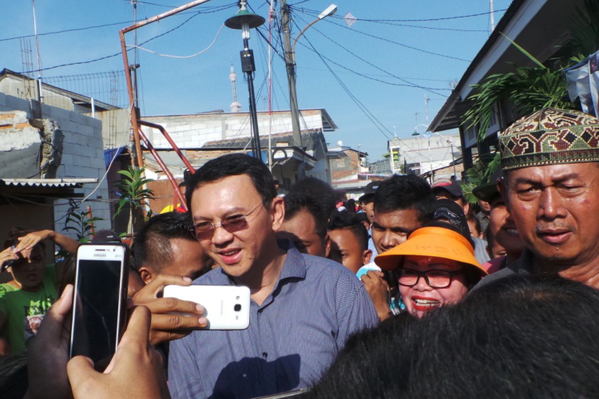Calon gubernur nomor pemilihan dua DKI Jakarta Basuki Tjahaja Purnama atau Ahok saat mengunjungj kawasan Koja, Jakarta Utara, Jumat (24/3/2017).