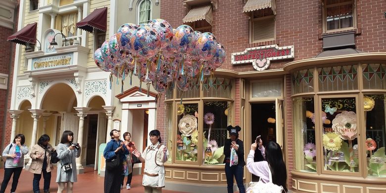 Suasana di depan salah satu toko penganan di dalam area Tokyo Disneyland lebih semarak dengan hadirnya sejumlah balon untuk merayakan ulang tahun ke-35 Tokyo Disneyland.