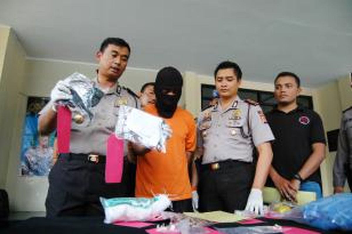 Tersangka NS (43) pelaku pembunuhan terhadap  Nur (38), dihadirkan beserta barang bukti di Mapolres Bogor, Jumat (4/9/2015). 