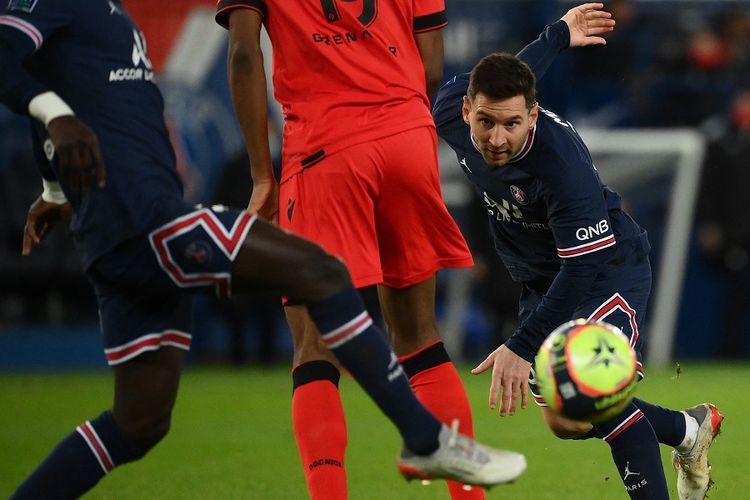Reaksi penyerang PSG, Lionel Messi, pada pertandingan Ligue 1 antara PSG vs OGC Nice di The Parc des Princes Stadium di Paris pada 1 Desember 2021. 