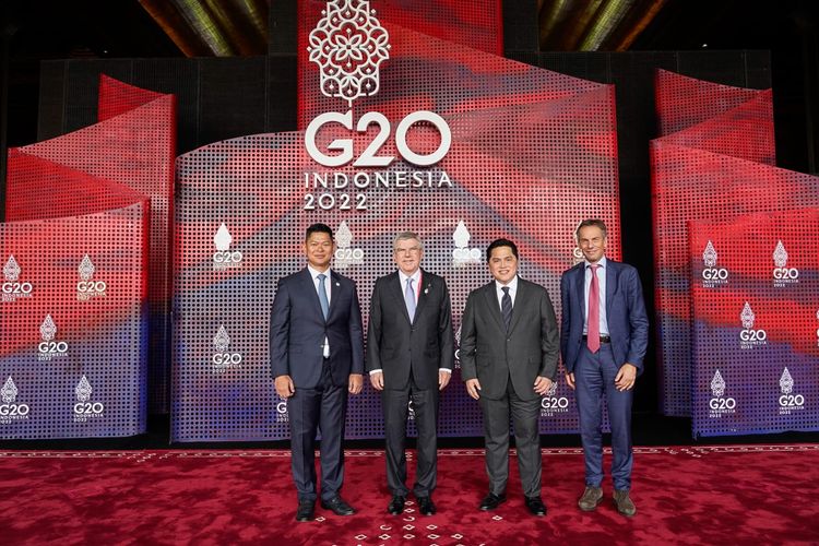 Ketua NOC Indonesia Raja Sapta Oktohari (paling kiri) bersama Presiden IOC Thomas Bach dan IOC Member Erick Thohir. Indonesia secara resmi menyatakan kesiapan untuk menjadi tuan rumah Olimpiade 2036 di Ibu Kota Nusantara (IKN). Kesiapan Indonesia untuk menjadi tuan rumah Olimpiade 2036 disampaikan langsung oleh Presiden Joko Widodo dalam Presidensi G20 2022, Rabu (16/11/2022).