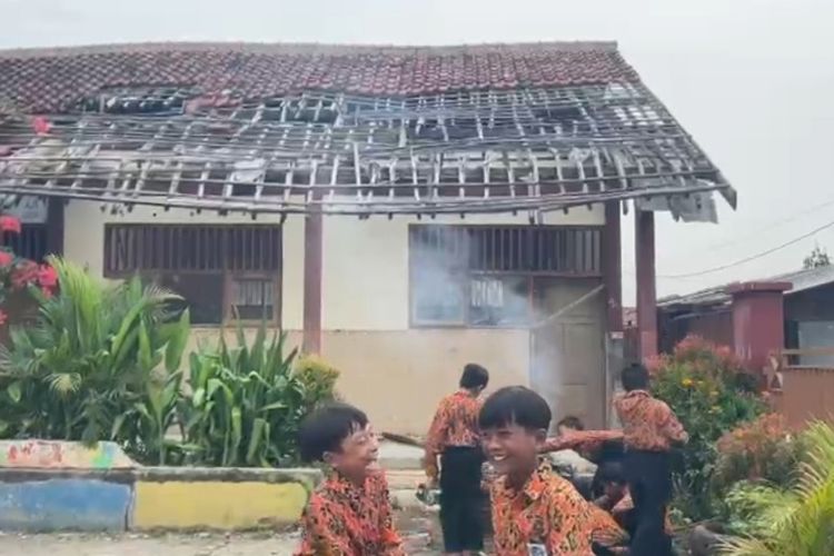 Ruang Kelas Rusak Parah Bikin Siswa SD di Brebes Belajar Bergilir sampai Sore, Dinas Tunggu Anggaran Pusat