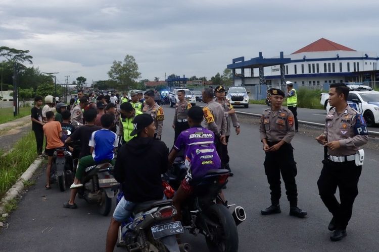 OPERASI: Razia balap liar di Jalan Raya Desa Sabah Balau, Lampung Selatan, Sabtu (16/3/2024). Polisi mengamankan 120 sepeda motor dari lokasi balap liar tersebut.