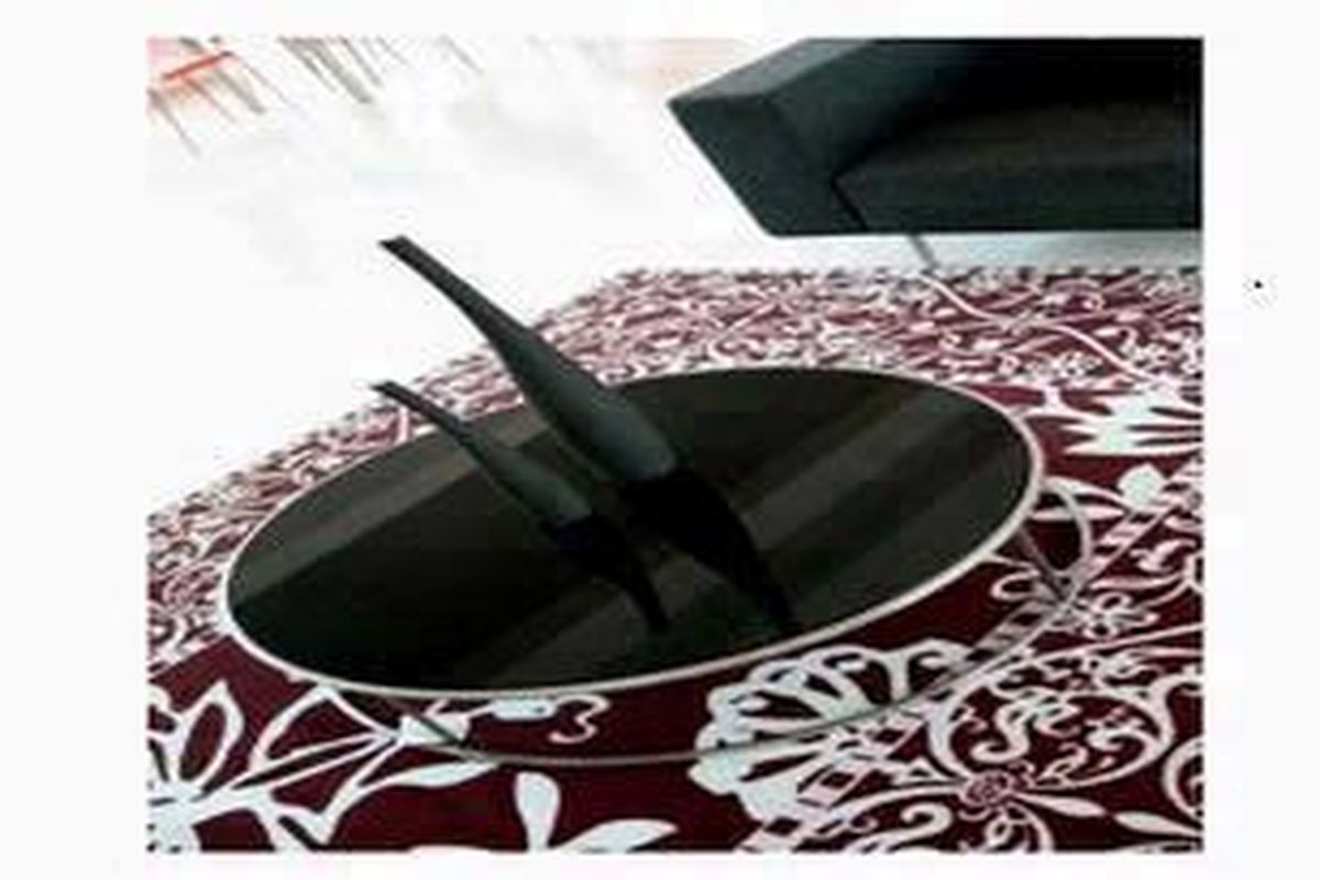 Keunikan motif pelapis akan mengubah tampilan meja sekaligus kesan ruang secara keseluruhan seperti contoh meja di show room Vastuhome, Pakubowono, Jakarta Selatan ini.