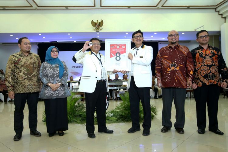 Presiden Partai Keadilan Sejahtera (PKS) Sohibul Iman (ketiga dari kiri) menunjukkan nomor urut 8 saat Pengambilan Nomor Urut Partai Politik untuk Pemilu 2019 di Gedung Komisi Pemilihan Umum (KPU), Minggu (18/2/2018). Empatbelas partai politik (parpol) nasional dan empat partai politik lokal Aceh lolos verifikasi faktual untuk mengikuti Pemilu 2019.