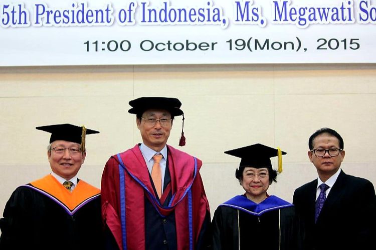 Presiden ke-5 RI Megawati Soekarnoputri didampingi Profesor Rokhmin Dahuri (kanan) saat menerima Doktor Honoris Causa dari Korea Maritime and Ocean University, Busan, Korea Selatan pada 19 Oktober 2015.