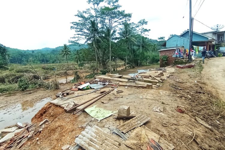 Sisa bangunan rumah milik Aminah dengan Parman yang hanyut terseret banjir bandang sungai Cikaso, Desa Curugluhur, Kecamatan Sagaranten, Sukabumi, Jawa Barat, Minggu (8/12/2024).