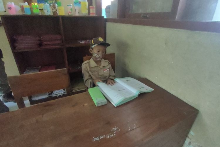 Wahid (8) masuk sekolah di SDN Sambiroto di Pedukuhan Sambiroto, Kalurahan Banyuroto, Kapanewon Nanggulan, Kabupaten Kulon Progo, Daerah Istimewa Yogyakarta.