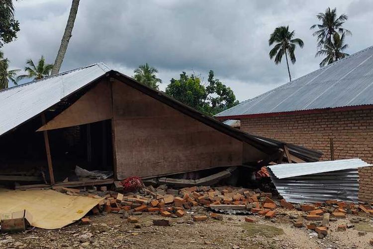 Salah satu rumah warga rata dengan tanah akibat gempa bumi di Kecamatan Tigo Nagari, Kabupaten Pasaman, Sumbar, Minggu (27/2/2022).